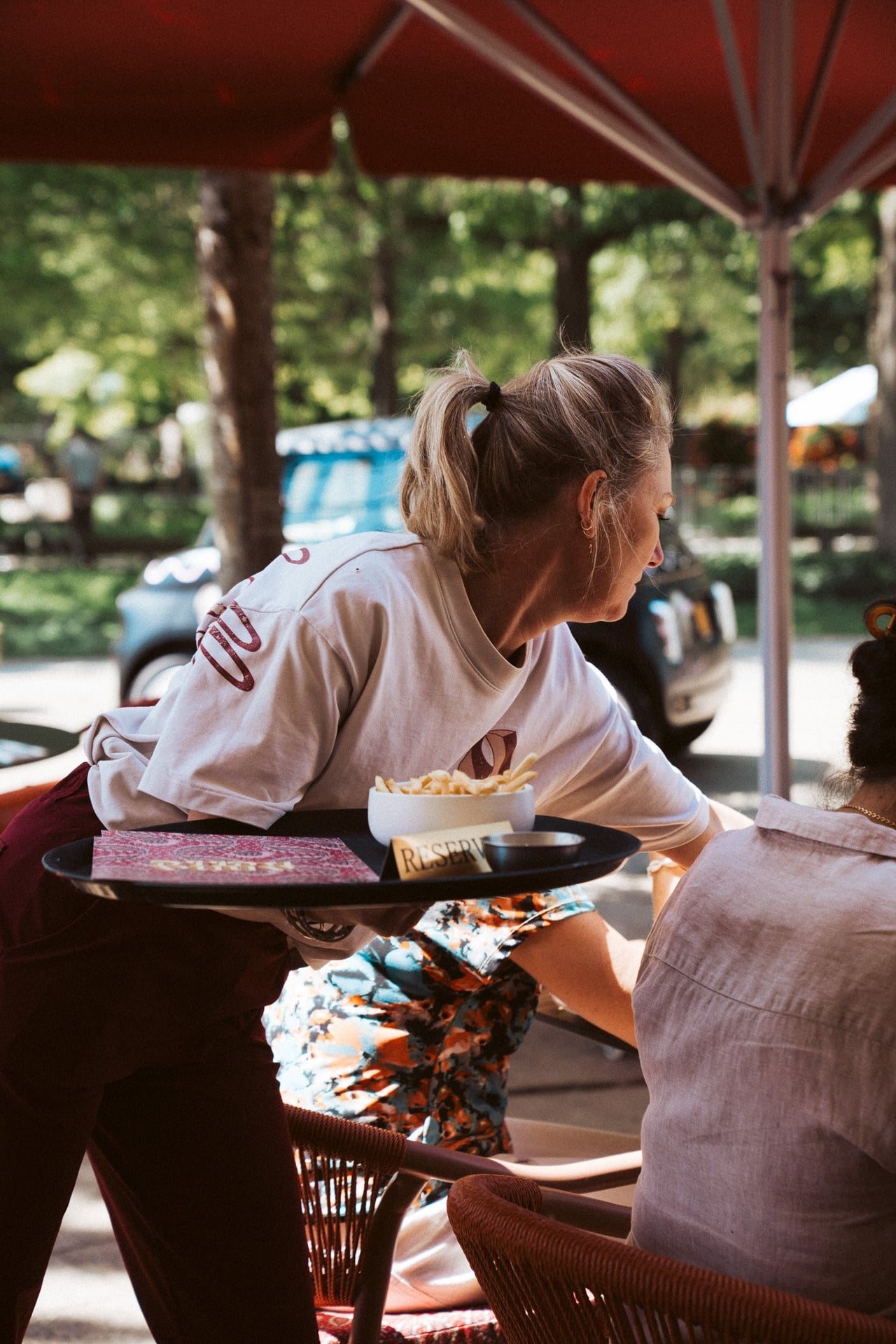 Serveren op het terras van Annabelle