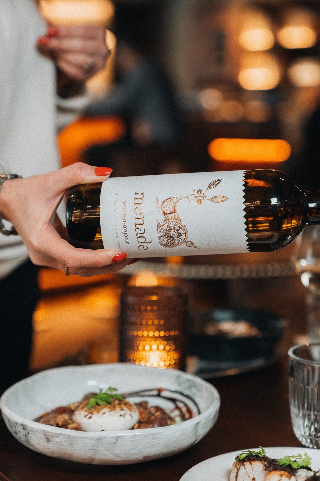 Een fles Menade verdejo aan tafel
