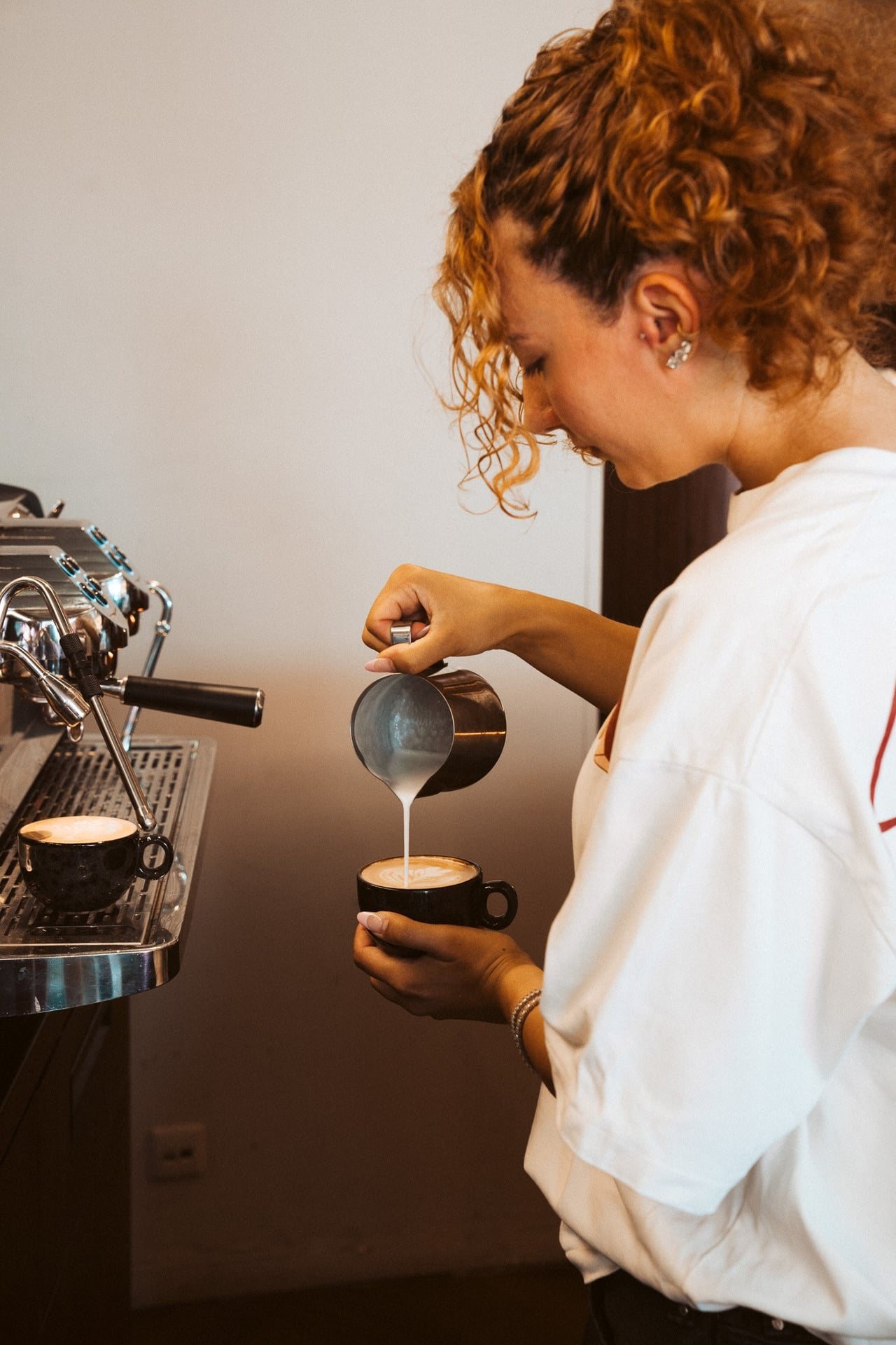 Koffie zetten achter de bar van Annabelle