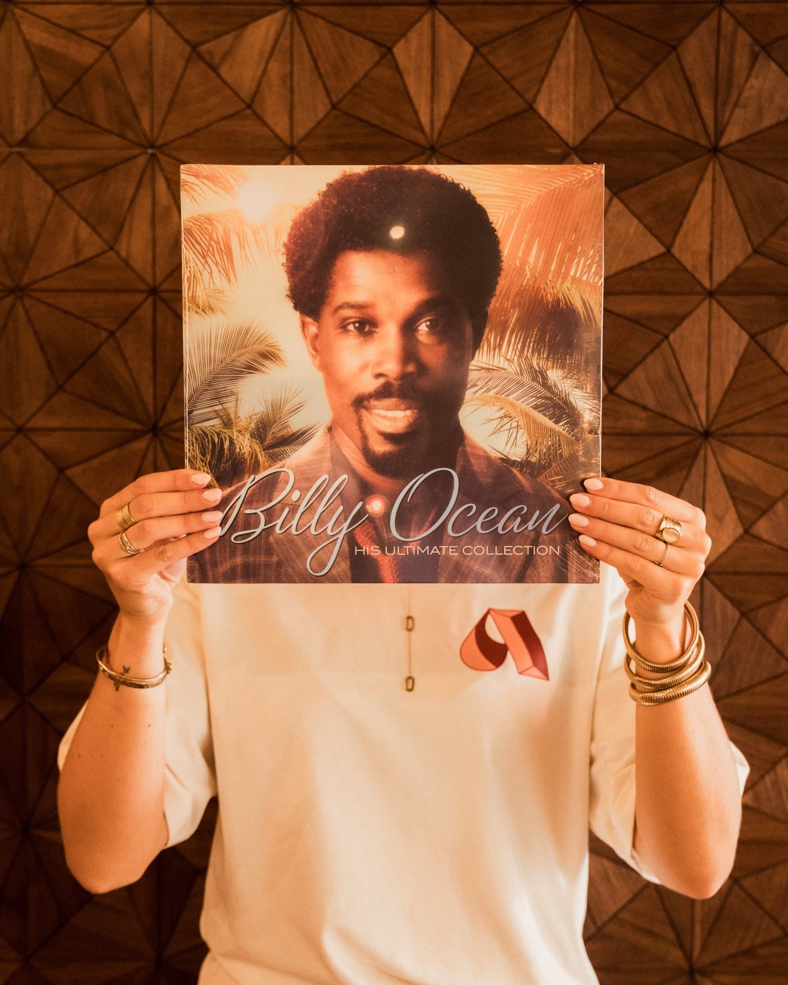 Gast met een plaat van Billy Ocean voor haar gezicht, in een Annabelle-shirt