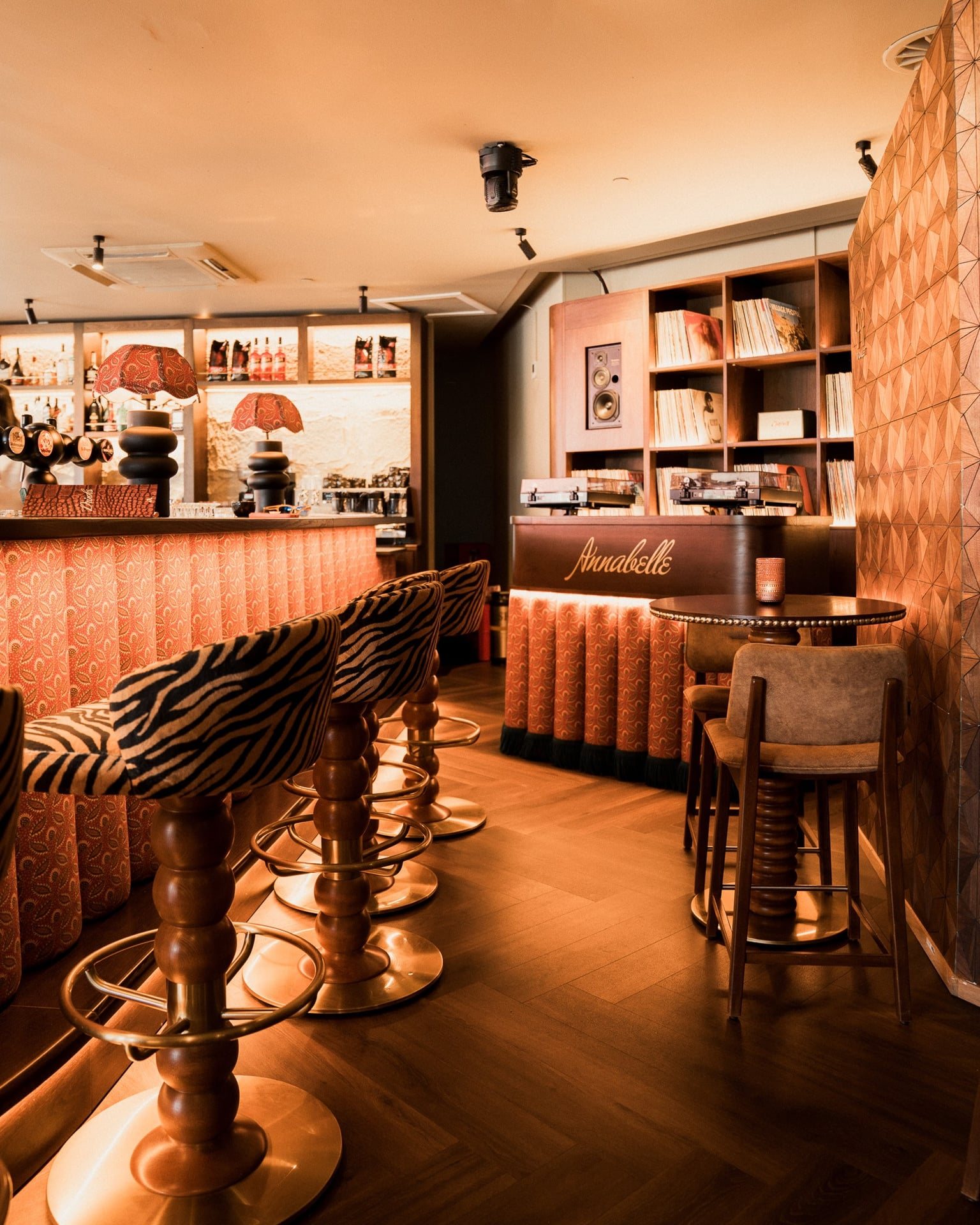 De bar met de platenbalie