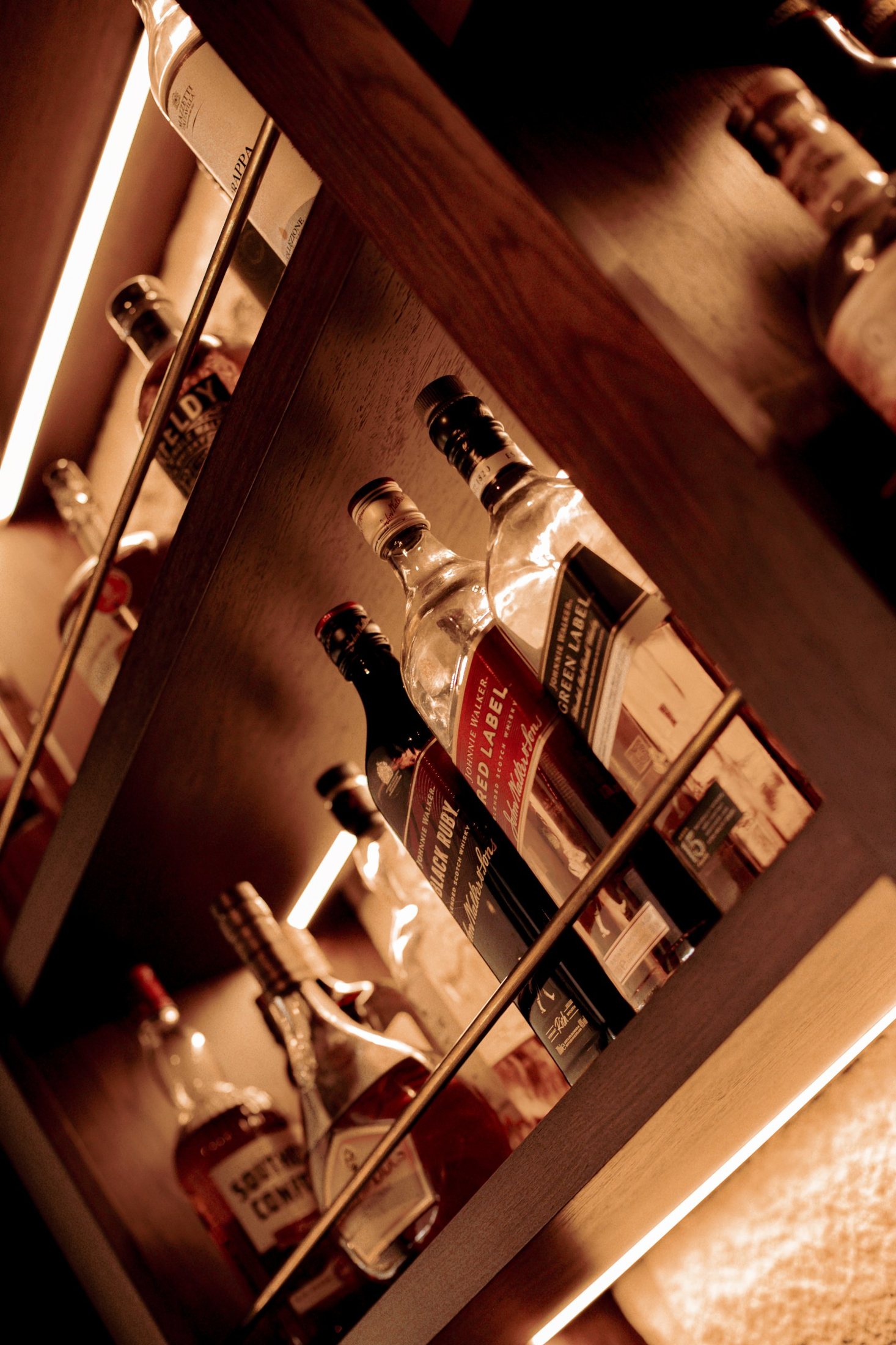 De drankkast achter de bar