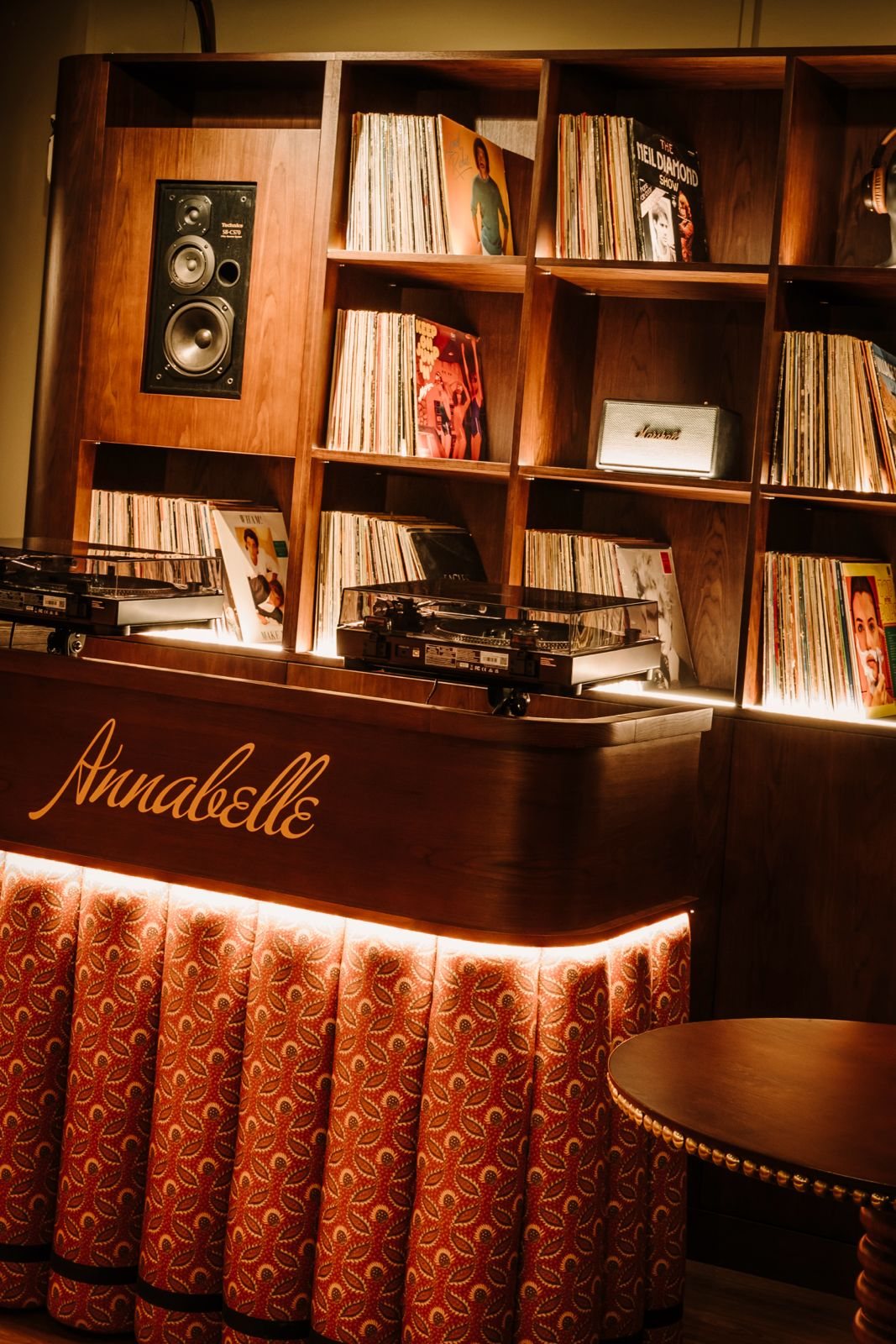De dj-balie met de platenkast bij Annabelle